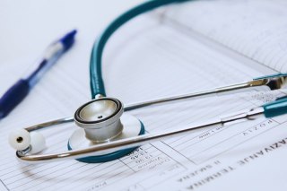 Czy pielęgniarka może dokonać wpisu w dokumentacji medycznej zamiast lekarza?