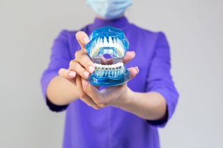 Asystentka stomatologiczna uznana jako zawód medyczny – co to oznacza dla NZOZ?